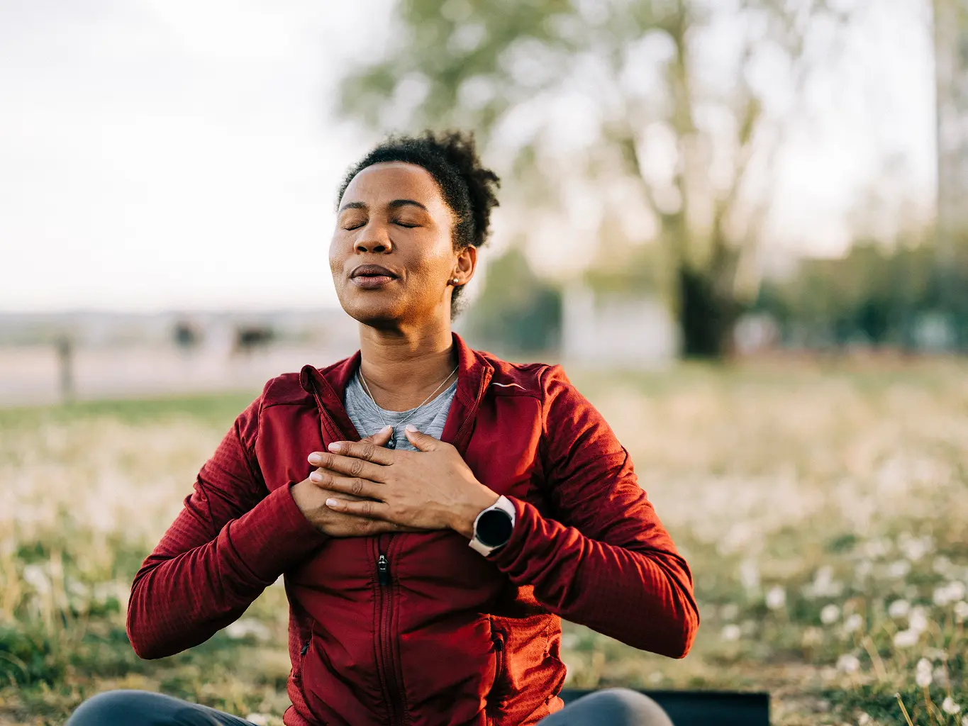Femme respirant dans un atelier bien-être adultes