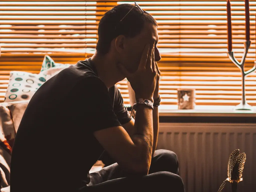 Photo d'un homme qui a besoin de gestion du stress et de l'anxiété