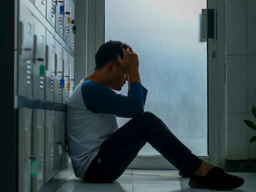 Photo d'un homme qui a besoin d'apprendre la gestion du stress et de la dépression